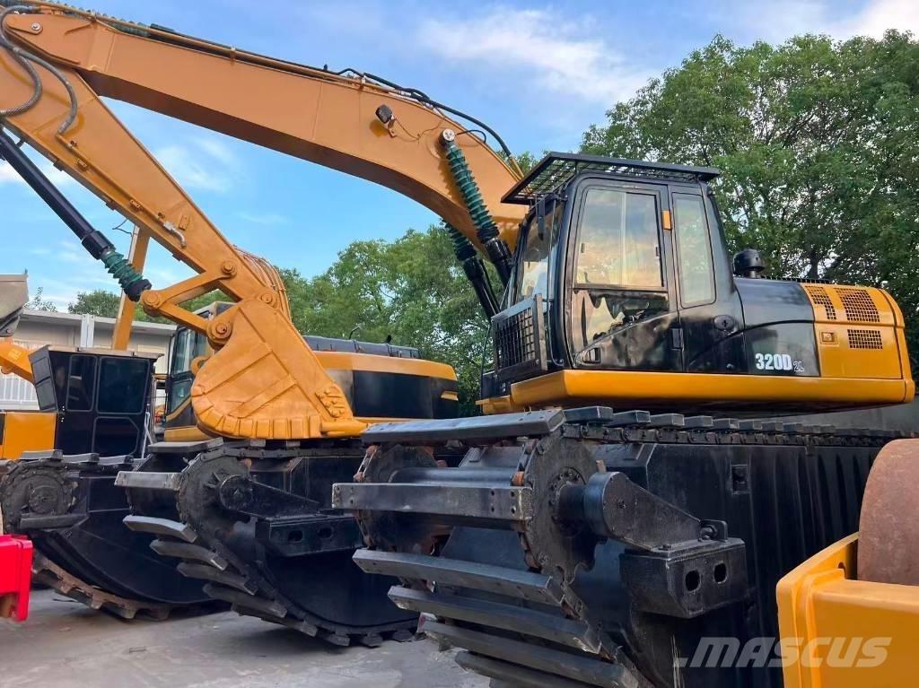 CAT 320 D2 Amfibische graafmachines