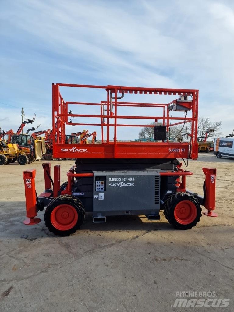 SkyJack SJ 6832 RT Schaarhoogwerkers