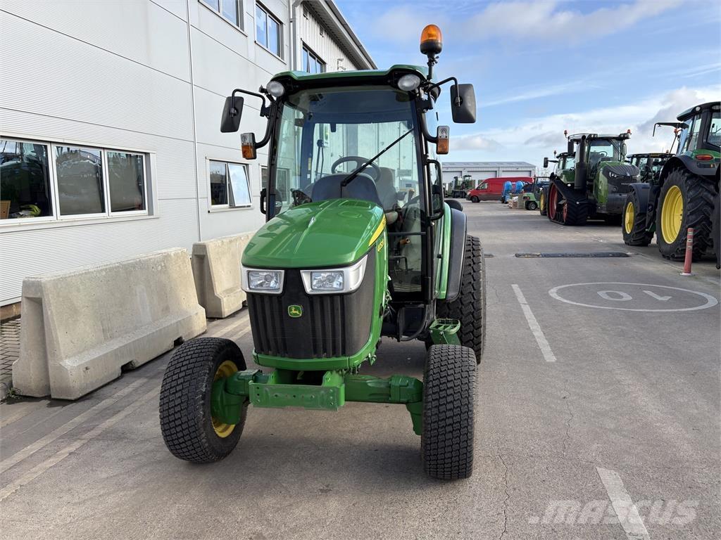 John Deere 4052R Compacttrekkers