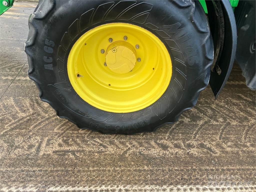 John Deere 6120M Tractoren