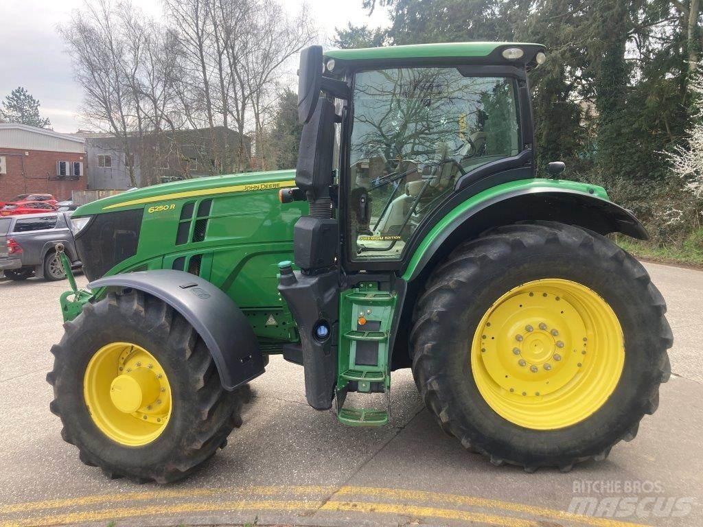 John Deere 6250R Tractoren