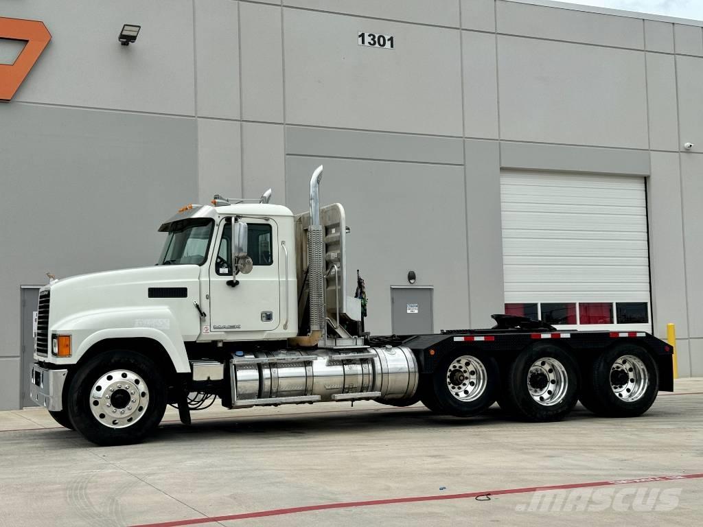 Mack CHU 613 Trekkers