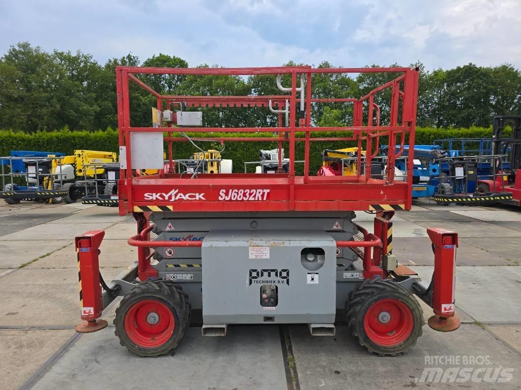 SkyJack SJ 6832 RT Schaarhoogwerkers