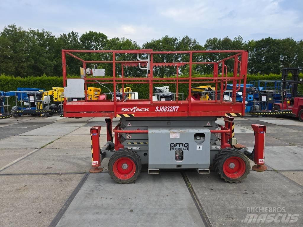 SkyJack SJ 6832 RT Schaarhoogwerkers