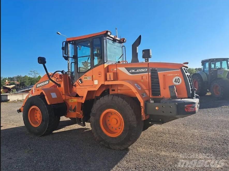 Doosan DL 250-5 Voorladers en gravers
