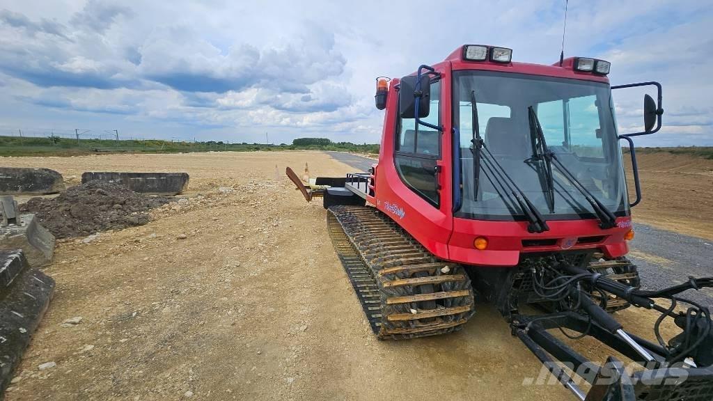  Pistenbully PB 100 Sneeuwschuivers en -ruimers