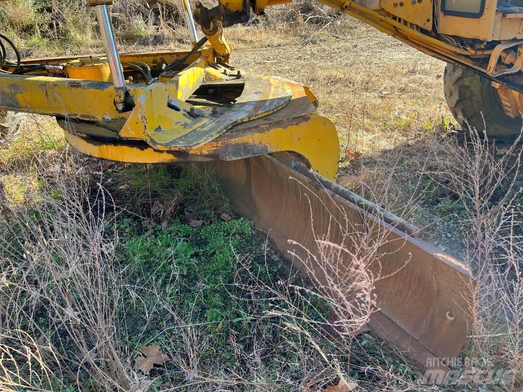 John Deere 672 A Graders