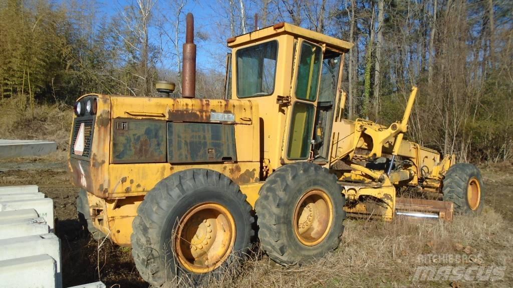 John Deere 672 A Graders