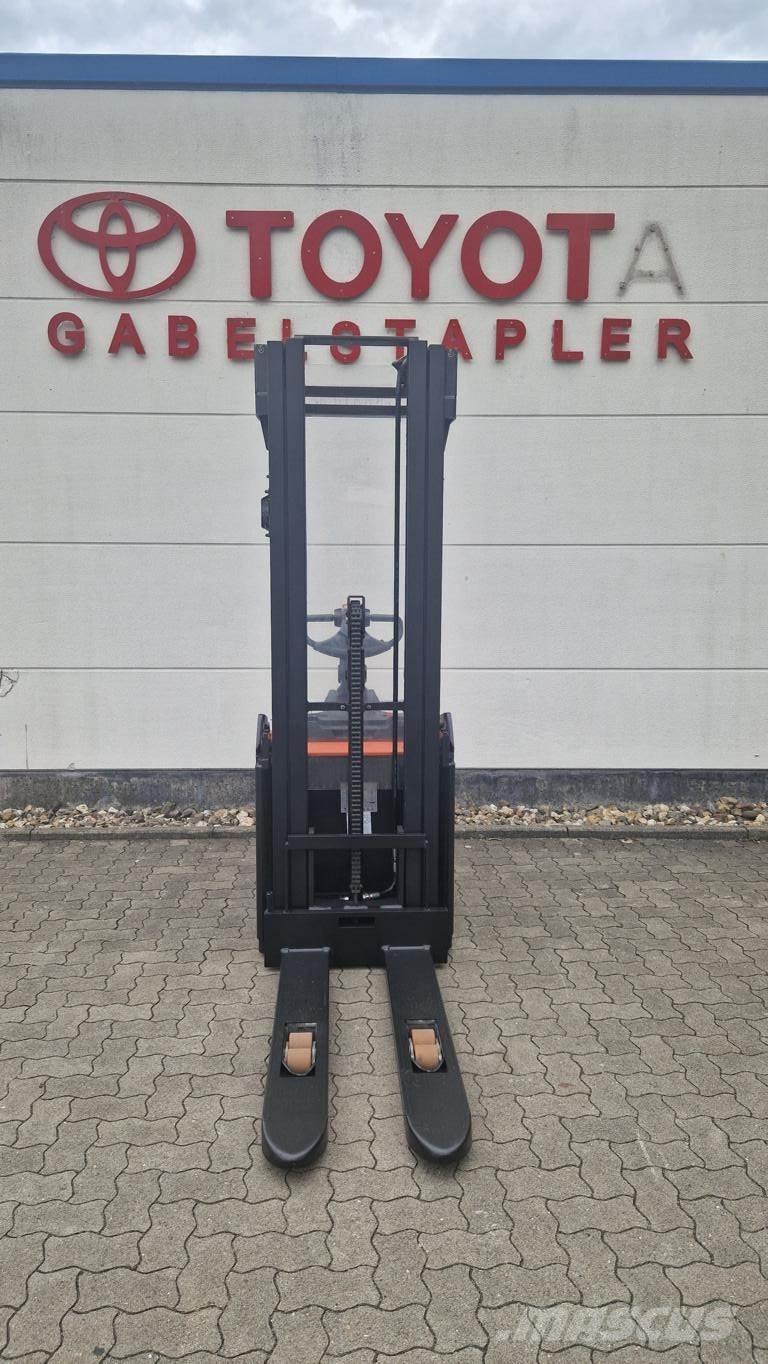 Toyota SPE160 Meeloop stapelaar