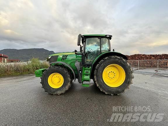 John Deere 6215R Tractoren