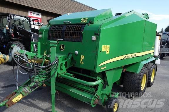 John Deere 744 744 Ronde-balenpersen
