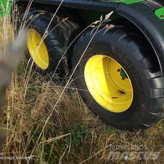 John Deere C441R Ronde-balenpersen