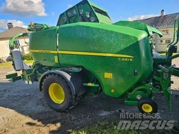 John Deere C441R Ronde-balenpersen