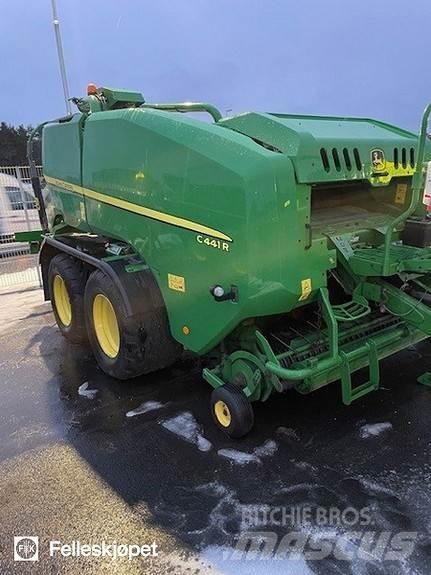 John Deere C441R Ronde-balenpersen