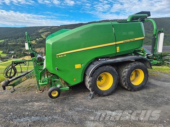 John Deere C441R Ronde-balenpersen
