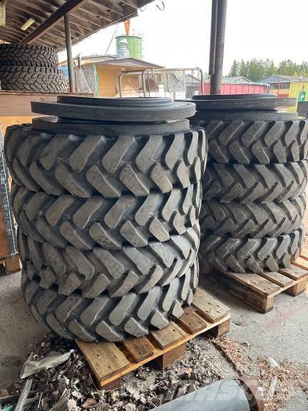 Kumho 10.00-20 Banden, wielen en velgen