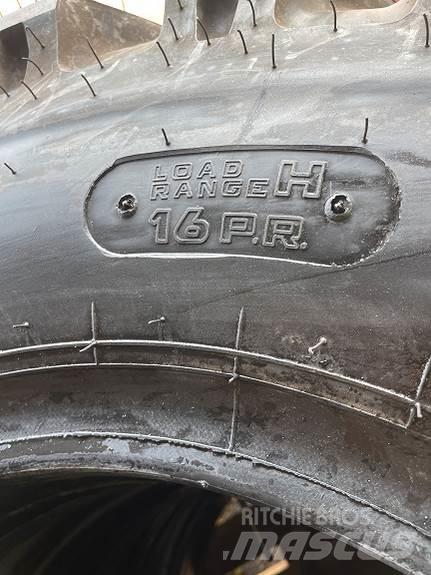 Kumho 10.00-20 Banden, wielen en velgen