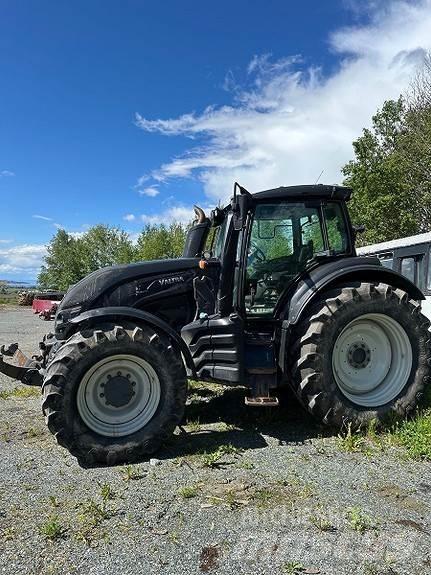 Valtra T 214 Tractoren
