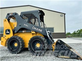 John Deere 318G Schrankladers