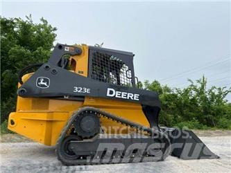 John Deere 323E Schrankladers