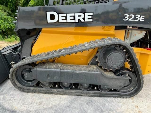 John Deere 323E Schrankladers