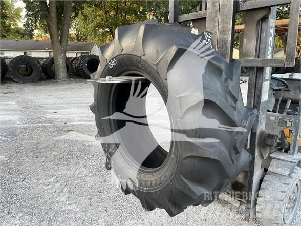 Titan 18.4X26 Banden, wielen en velgen