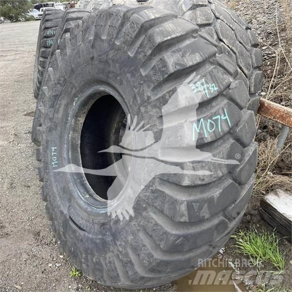 Titan 23.5x25 Banden, wielen en velgen