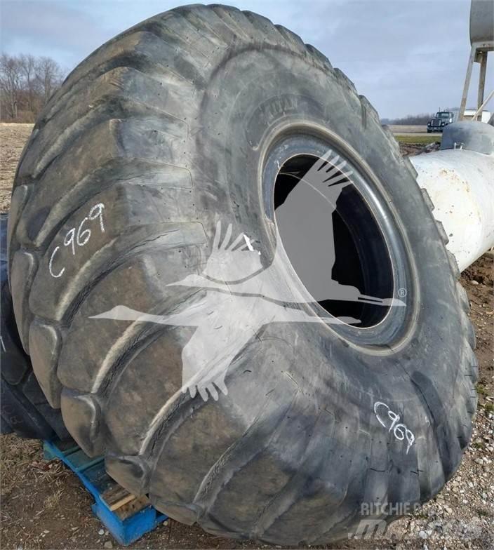 Titan 29.5x25 Banden, wielen en velgen