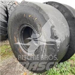 Toyo 26.5X25 Banden, wielen en velgen
