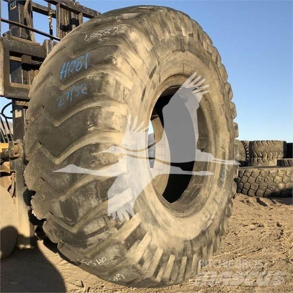 Toyo 29.5X35 Banden, wielen en velgen
