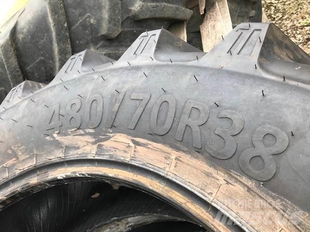  Rear Tyres Banden, wielen en velgen