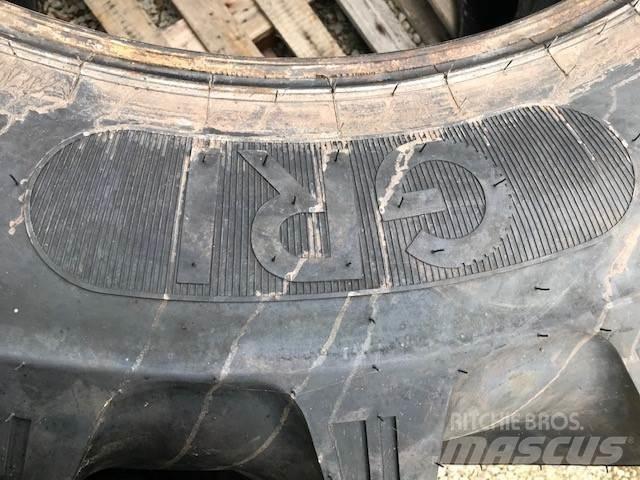  Rear Tyres Banden, wielen en velgen