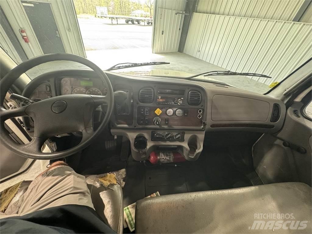 Freightliner M2 106 Platte bakwagens