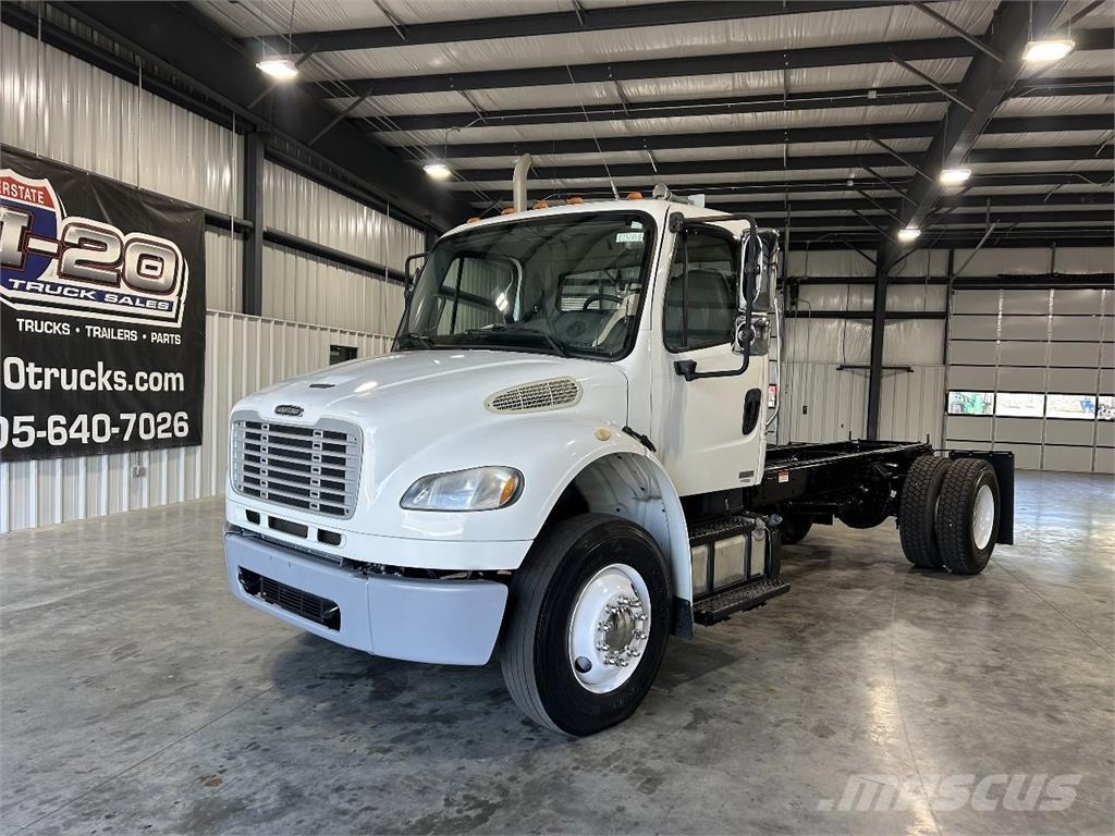 Freightliner M2 106 Chassis met cabine