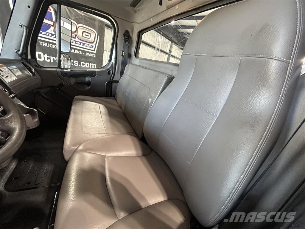 Freightliner M2 106 Chassis met cabine
