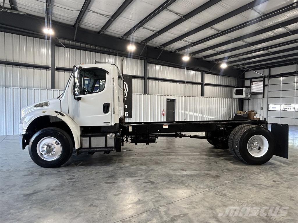 Freightliner M2 106 Chassis met cabine