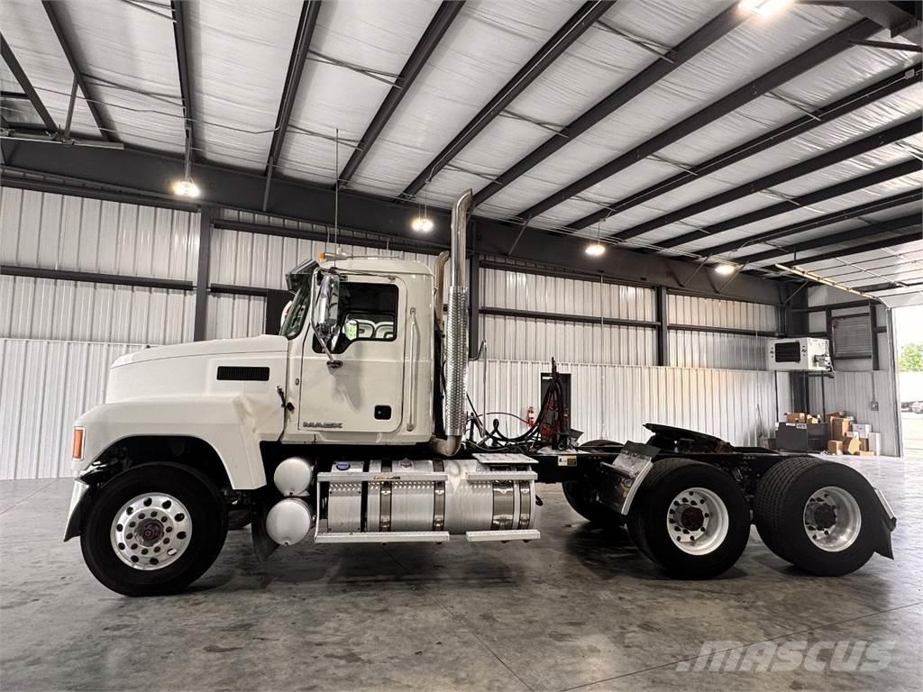 Mack CHU613 Trekkers