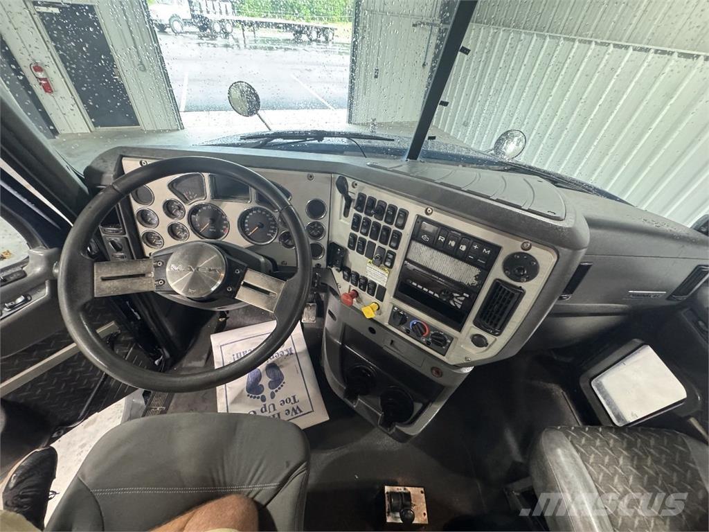 Mack CXU613 Trekkers