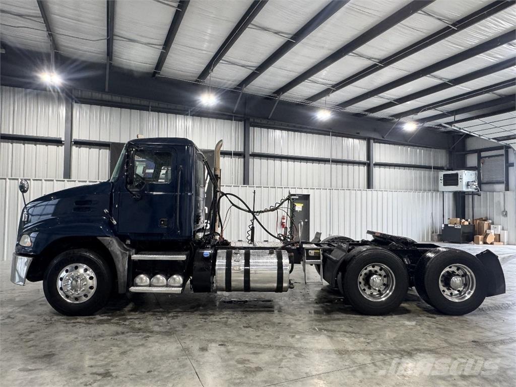 Mack CXU613 Trekkers