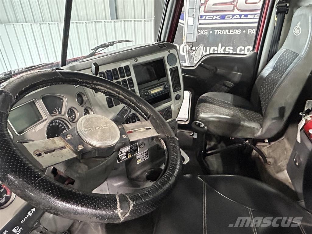 Mack GU713 Trekkers