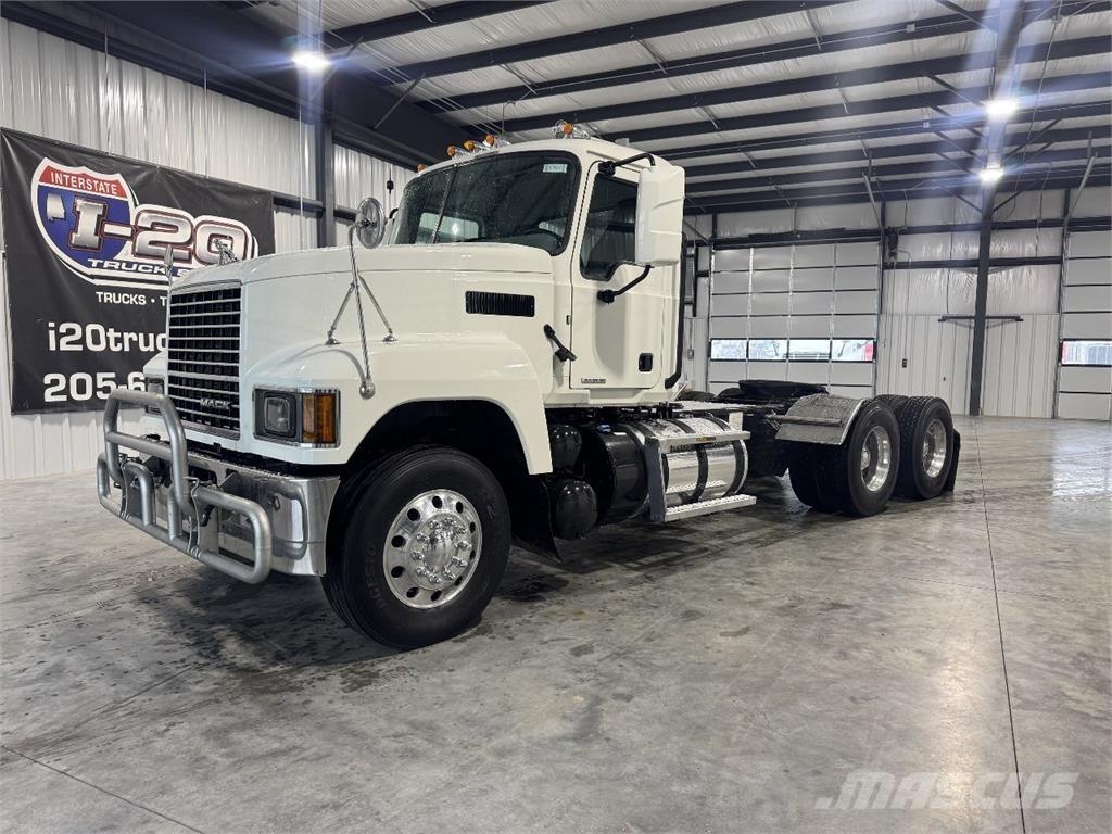 Mack Pinnacle 64T Trekkers