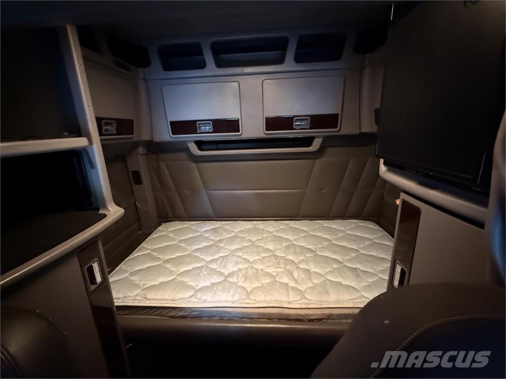 Peterbilt 389 Trekkers