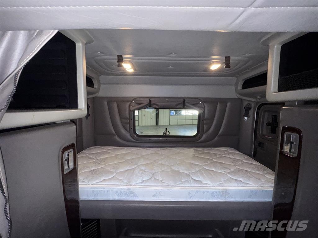 Peterbilt 389 Trekkers