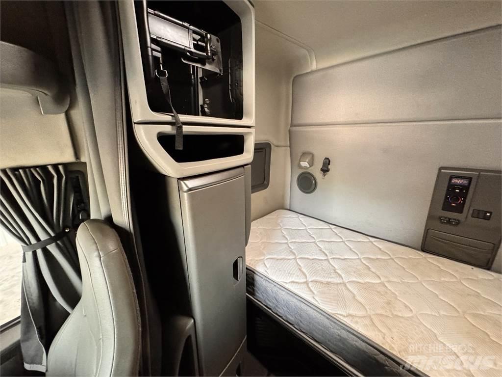 Volvo VNL64T740 Trekkers