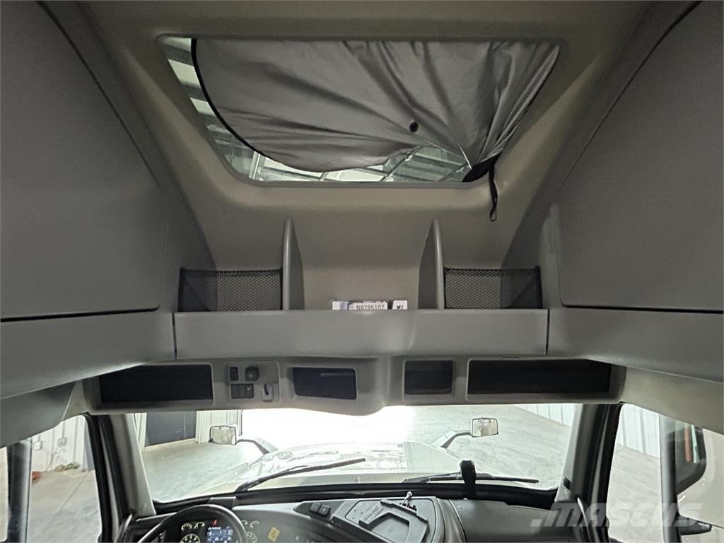 Volvo VNL860 Trekkers