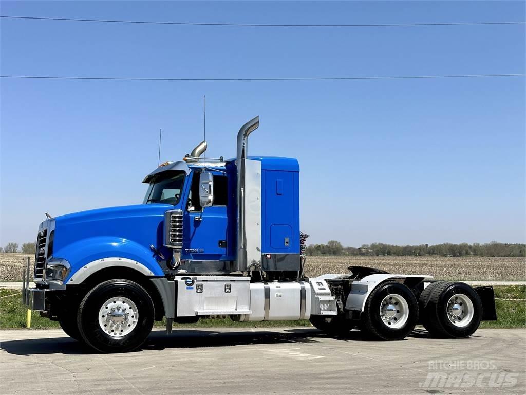 Mack Titan TD713 Trekkers