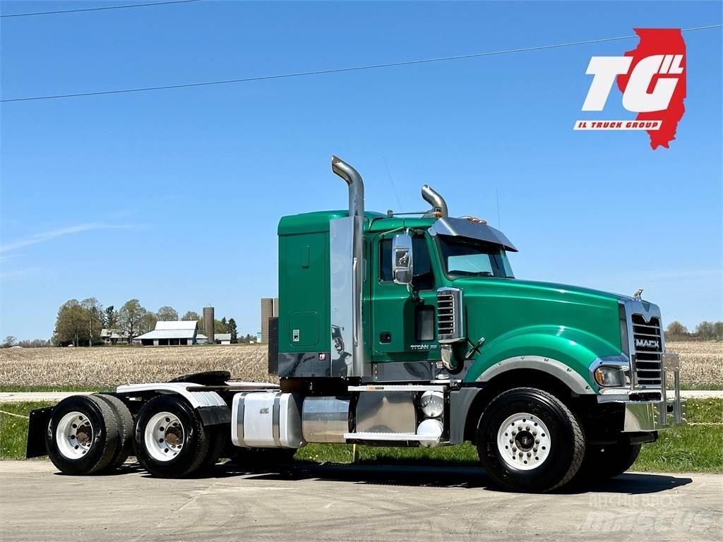 Mack Titan TD713 Trekkers