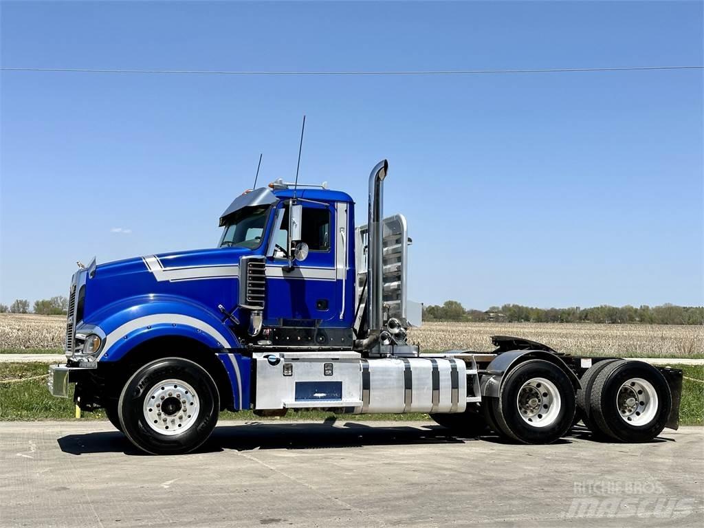 Mack Titan TD713 Trekkers