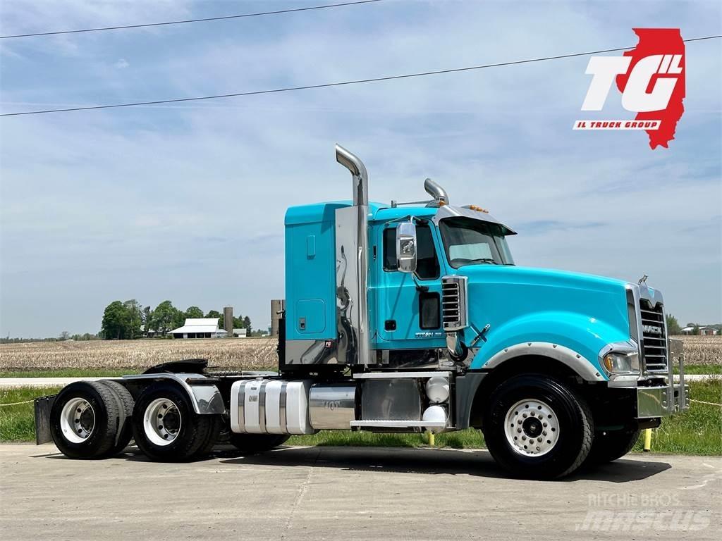 Mack Titan TD713 Trekkers