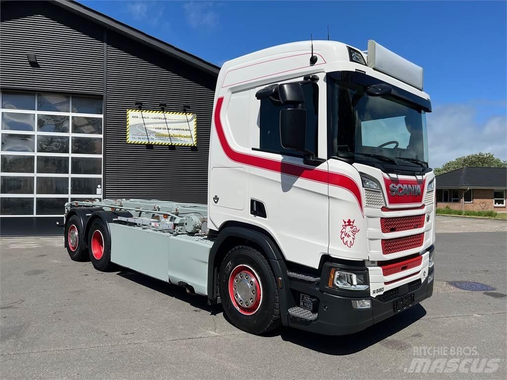 Scania R520 hejs Containertrucks met kabelsysteem